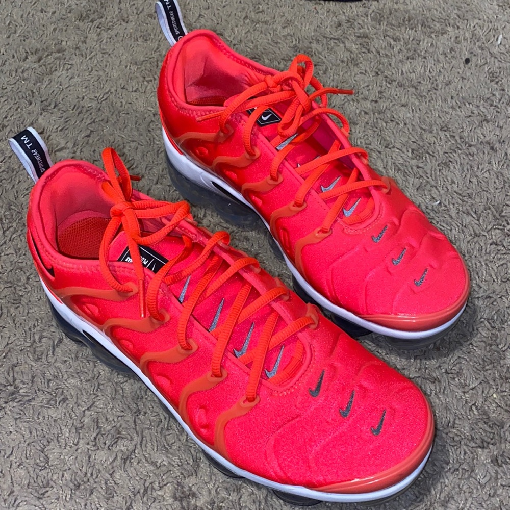 Crimson air vapor max plus  Nike